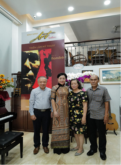 Vợ chồng nhà sưu tập Trương Văn Thuận và vợ chồng họa sĩ Nam Anh