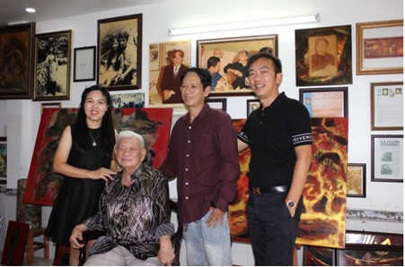 Vợ chồng nhà sưu tập Dương Đức Dũng (bìa trái và phải) với họa sĩ Hoàng Vượng (ngồi) cùng con trai của ông
