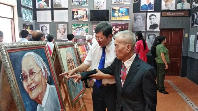 Họa sĩ Trương Văn Ý tham quan phòng trưng bày.