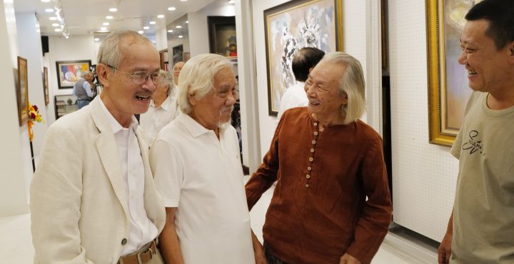 ừ trái qua: Họa sĩ Đỗ Duy Tuấn, họa sĩ Hồ Hữu Thủ và họa sĩ Dương Sen hội ngộ tại triển lãm - Ảnh: TV