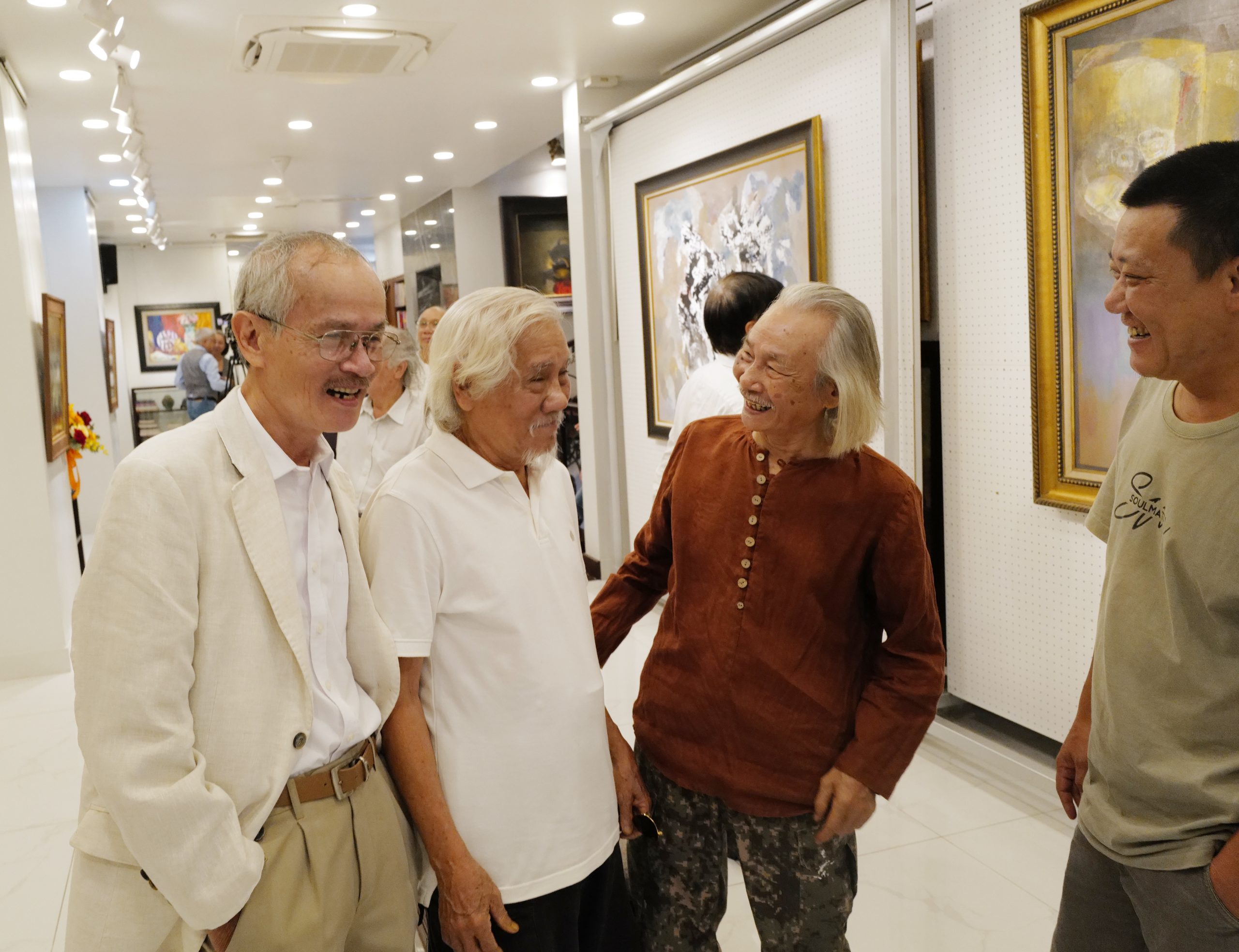 ừ trái qua: Họa sĩ Đỗ Duy Tuấn, họa sĩ Hồ Hữu Thủ và họa sĩ Dương Sen hội ngộ tại triển lãm - Ảnh: TV